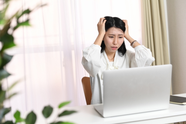悩む女性